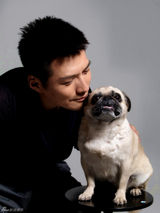 组图：严宽携爱犬拍写真 展现男人细腻温柔面