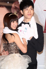 高清图：郭书瑶井柏然连手出辑 陪歌迷温暖过圣诞