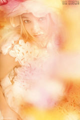 组图：邱晔性感花丛写真 穿Baby公主裙