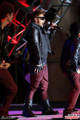 组图：严爵飚高音 与潘玮柏卢广仲接力开唱