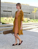 高清组图：泰勒-斯威夫特现身机场 复古田园风