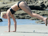 组图：麦莉-赛勒斯比基尼沙滩瑜伽纹身抢眼