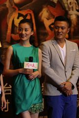 组图：徐翠翠绿衣出席《闯关东前传》发布会