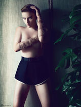 策划：不用扮英雄已能救世人 斯嘉丽性感宝典