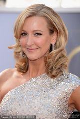 组图：拉拉-斯班瑟斜肩亮圈裙闪耀红毯