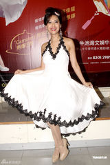 组图：朱茵着连衣裙演舞台剧 性感美胸诱人垂涎 