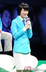 组图：《KOREA》韩国发布会 河智苑裴斗娜清爽现身