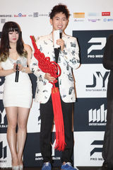 高清组图：张佑赫在京会粉丝 秀舞姿有爱互动