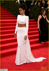 组图：蕾哈娜白裙露背秀腰 发型似头顶稻草