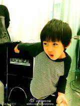 组图：林志颖帮Kimi剪新发型变身萌版李敏镐