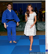 组图：哈利王子逗嫂子凯特王妃莞尔一笑