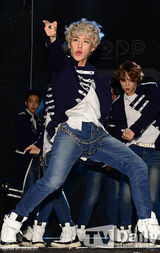 组图：韩国13人男团ToppDogg新专辑首唱会