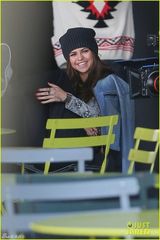 组图：赛琳娜休闲装出街 短上衣露粗壮腰身