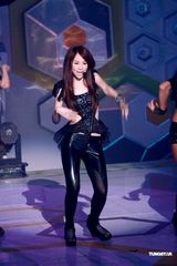 幻灯：林峰梁泳琪等录制节目 邓丽欣热舞不顾颈伤