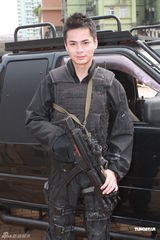 组图：马德钟为《飞虎》拍宣传片 罗仲谦险受伤