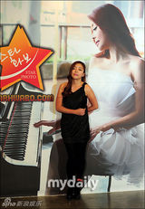 组图：韩国女歌手花耀飞性感短裙亮相写真集发布会