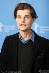 组图：《金子》记者会乌维-波姆红衣惹眼