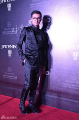 组图：陈思斯中国时装周率性利落 李泰延帅气