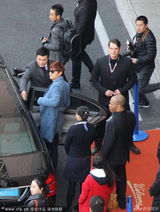 组图：李敏镐浅蓝大衣现身保镖护驾 戴黑超挥手