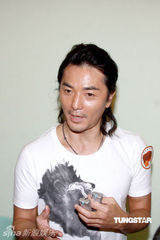 组图：郑伊健等出席羽毛球慈善赛 笑称球技超越女友