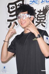 组图：林俊杰担任眼疾爱心大使 挑战摸黑自弹自唱