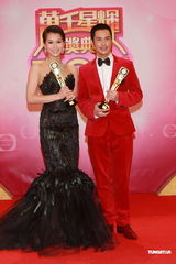 组图：胡杏儿郑嘉颖分获最喜爱男女角色后台庆祝