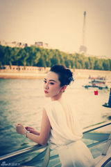 组图：霍思燕塞纳河纯美写真 白裙婀娜笑容动人