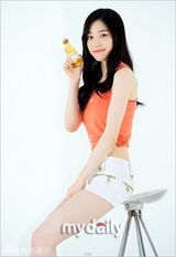 组图：李侑菲性感拍广告 超短热裤秀柳腰长腿