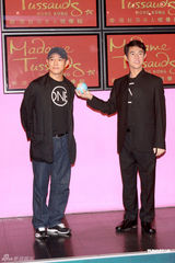 组图：李连杰亲手为其蜡像揭幕 呼吁大家参与慈善