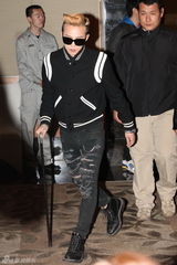 组图：G-Dragon权志龙黑超拄拐 自称龙龙狂卖萌