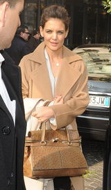 高清组图：阿汤嫂霍尔姆斯亮相米兰时装周