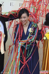 组图：邓萃雯坦然面对变老 被彩带埋身临危不乱