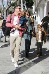 组图：阿尔芭一家外出用餐 爱女潮装初长成