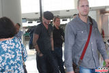 组图：小贝黑色便装低头离港 众保镖护航