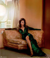 组图：46岁辛迪-克劳馥登封面美丽依旧