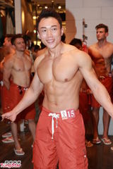 组图：亚洲先生闹市裸身宣传 热门选手大秀腹肌