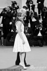 组图：《睡美人》首映 影后于佩尔清纯白裙装嫩