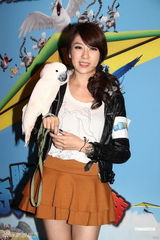 组图：农夫二子也怕蟑螂 蔡慧敏以超低胸裙亮相