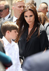 组图：辣妹携子亮相好莱坞庆祝活动 怀孕期仍消瘦