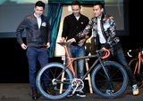 组图：《破风》发布会 彭于晏阮经天基情赛单车