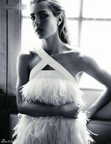 组图：摩纳哥王室二公主冷艳造型登《Vogue》