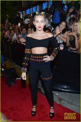 组图：麦莉紧身露肩黑衣亮相 吐舌搞怪显活泼