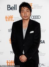 组图：《R100》首映 渡部笃郎潮范十足