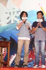 组图：五月天献爱心助学贫困孩童