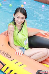 组图：白云梁政钰湿身抛胸大秀事业线