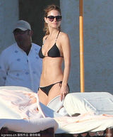 组图：玛丽亚-曼努诺三点式涂防晒霜 性感撩人