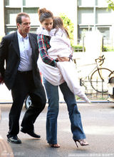 幻灯图:汤姆-克鲁斯一家出游 兵分两路机场汇合