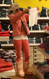 幻灯图集：帕丽斯-希尔顿可爱粉色装扮过新年