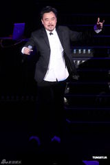 组图：陈升连续17年跨年开唱 蓄须纪念母亲收敛幽默