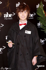 幻灯图：古巨基时尚开潮店 好友周慧敏站台支持